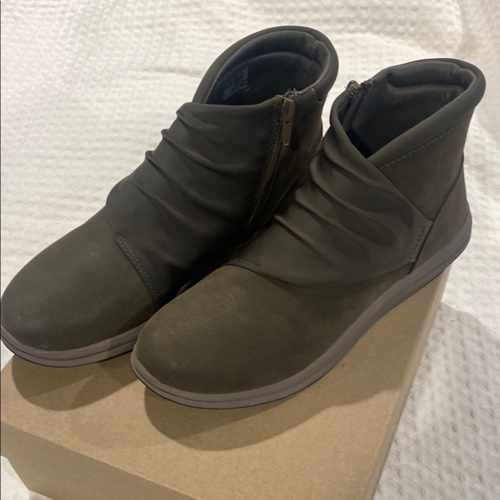 Women's Clark’s Dark Olive Ankle Boots, size 9, NWT